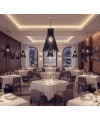 Luminaires acoustiques Acutus noirs suspendus dans un restaurant au style chic et contemporain.