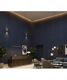 Revêtement mural acoustique Stripe V bleu installé dans le hall élégant d’un hôtel moderne.