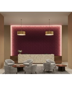 Revêtement mural acoustique Basket Weave bordeaux installé derrière le comptoir d’accueil d’un hôtel élégant