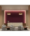 Revêtement mural acoustique Basket Weave bordeaux installé derrière le comptoir d’accueil d’un hôtel élégant