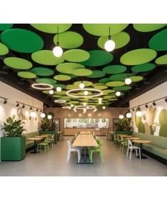 Suspensions acoustiques Lunas vertes installées au plafond d’une cafétéria moderne et colorée.