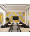 Panneaux muraux acoustiques Quadra gris et jaunes installés dans une salle de classe moderne et lumineuse.