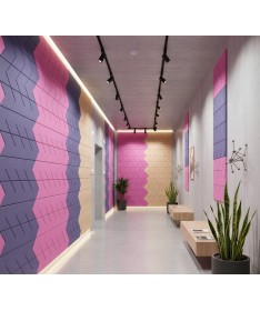 Panneaux muraux acoustiques Sagitta aux tons rose, violet et beige installés dans un couloir moderne et lumineux.