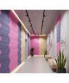 Panneaux muraux acoustiques Sagitta aux tons rose, violet et beige installés dans un couloir moderne et lumineux.