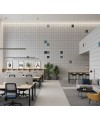 Panneaux muraux acoustiques Checker gris et colorés installés dans un open space moderne et lumineux.
