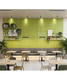 Panneaux muraux acoustiques Pinstripe vert clair installés dans un café moderne au design végétal et apaisant.