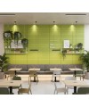 Panneaux muraux acoustiques Pinstripe vert clair installés dans un café moderne au design végétal et apaisant.