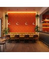 Panneaux muraux acoustiques Window orange installés dans un restaurant au design chaleureux et contemporain.