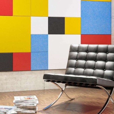 Le panneau acoustique mural QUADRA, en feutre PET recyclé 18 mm, combine design 3D et performance acoustique.