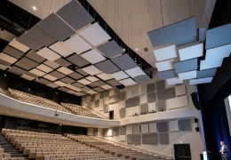 Réverbération excessive : solutions acoustiques plafond pour auditorium