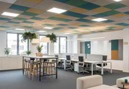 Solutions acoustiques pour plafond : comparatif dalles vs panneaux suspendus