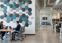 Panneaux acoustiques muraux vs suspendus : quel choix pour votre open space ?